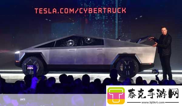 特斯拉cybertruck拖拽巨型马斯克雕像